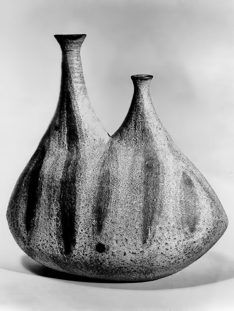 Toshiko-Takaezu-ceramic-vessel Duo Toshiko-Takaezu double spout vase