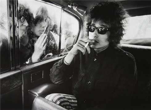 Bob-Dylan-sixties dylan-smoking-a-cig in the back of an auto