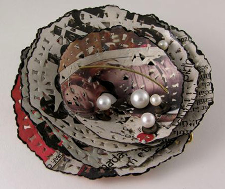 Ela-Cindor-brooch---Pearls,-gold,-newspaperContemporary-Art-Jewelry Ela-Cindor-brooch---Pearls,-gold,-newspaperContemporary-Art-Jewelry