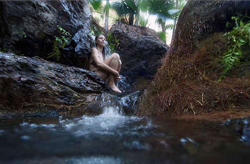emma-gorge-western-australia girl-sitting-in-rockpool -emma-gorge-el-questro-wilderness-park