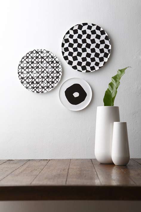 Emptiness-Plate-x-Paola-Navone-for-Merci Emptiness-Plate in black and white-x-Paola-Navone-for-Merci