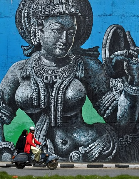 Indian-street-mural Epic-Hindu goddess urban-art-in-India---mrpilgrim-co-uk