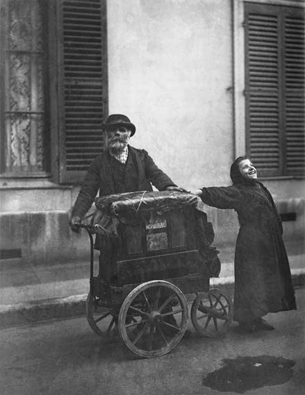 Eugène_Atget-paris-photography Eugène_Atget,_Street_Musicians,_1898–99