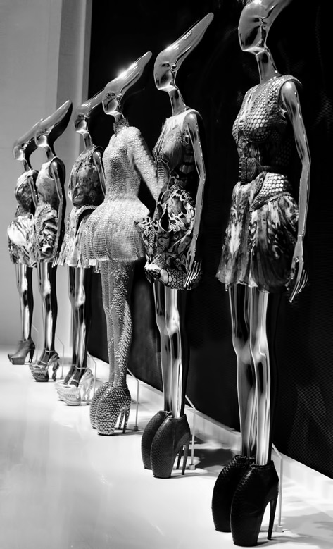 alexander-mcqueen---savage-beauty-473x779 Exhibition---Alexander-McQueen---Savage-Beauty