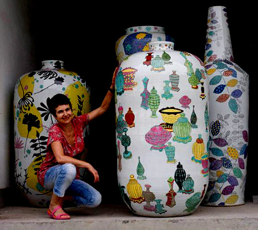 Felicity-Aylieff-monumental-ceramic-pots Felicity Aylieff posing with her monumental ceramic pots