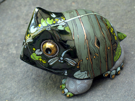porcelain-green-frog-475x356 Small green frog with bridge drawn on shell by Anya Stasenko and Slava Leontiev