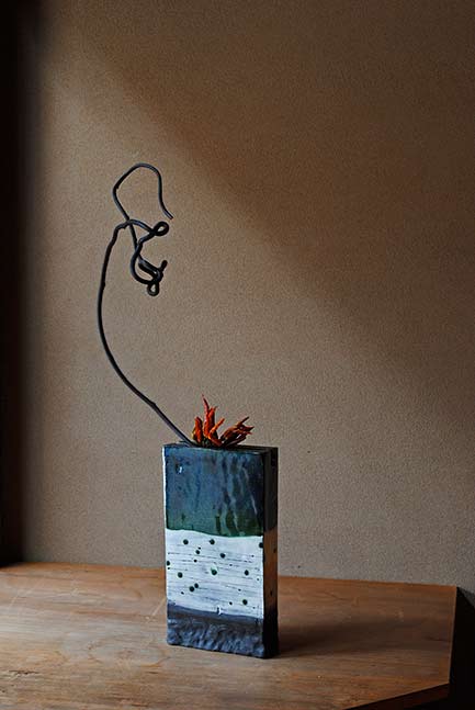 Munemi-Yorigami-ikebana-vase flower-arrangement green-1-device