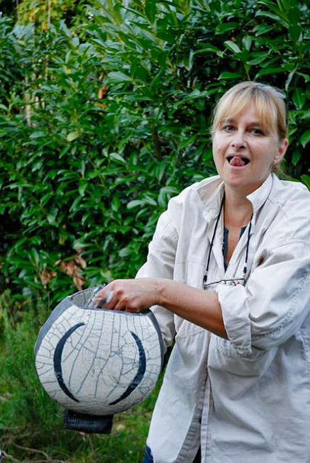 raku-student-with-vase French-Raku vase La porte du soleil