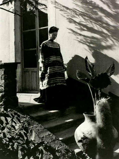 Frida-Kahlo-coming-down-the-stairs-Mexico,-1944 Frida-Kahlo-coming-down-the-stairs-Mexico,-1944