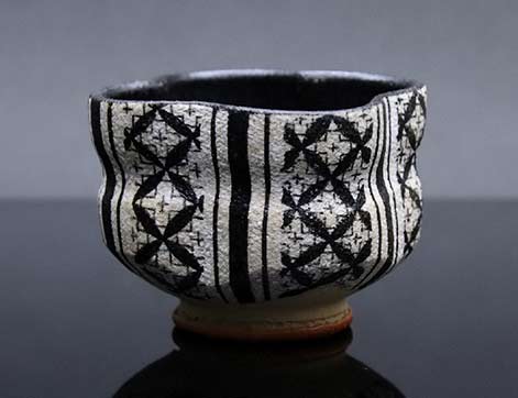 Fukuno-Michita-tea-bowl Fukuno Michita tea bowl -- black and white geometric pattern