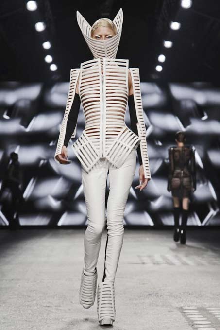 gareth-pugh-cage-jacket-paris gareth-pugh-paris-womenswear-2012