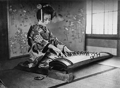 Geisha-playing-the-Koto-Agence-Mondial Geisha-playing-the-Koto-or-Japanese-harp-by-Agence-Mondial,-1932.