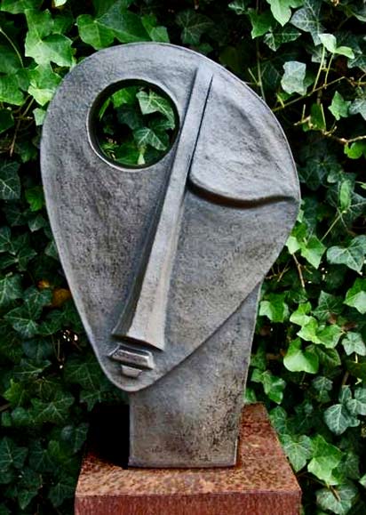 Giuseppe-Lamers---abstract-head Giuseppe-Lamers---abstract-head sculpture in he garden