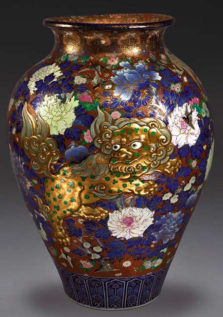 Glorious-porcelain-vase---Fukagawa Gold foo dog on blue vase with cchrysanthemums