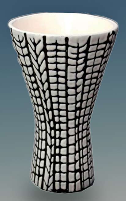 large-cornet-vase-roger-capron grand-vase-cornet-par-roger-capron-1960 with black and white geometric decoration