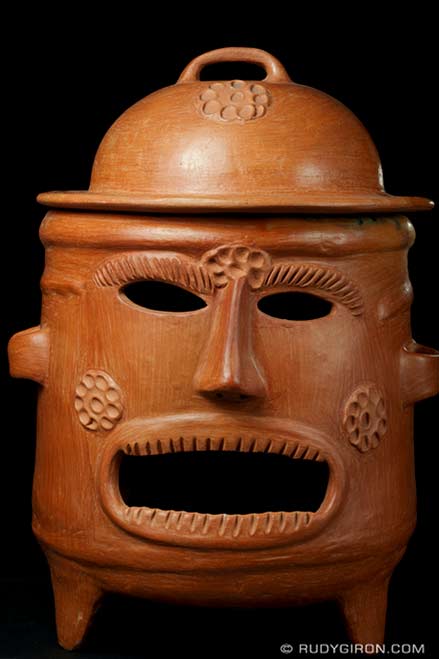 Guatemalan-Ceramic-Garden-Heaters-by-rudy-giron Chimenea de barro - photo Rudy Giron