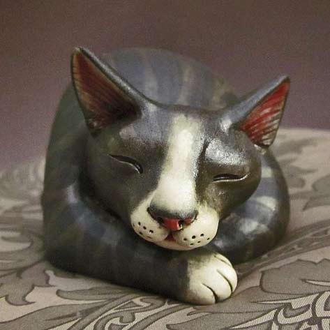 Felicia-Nilson-sleeping-tabby-cat Hand-sculpted-figurine-of-sleeping-gray-tabby-cat-by-Felicia-Nilson