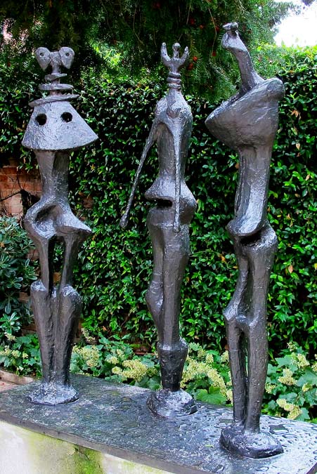 Henry-Moore-at-the-Peggy-Guggenheim-Museum-in-Venice Henry Moore bronze sculptures at the Peggy Guggenheim Museum in Venice