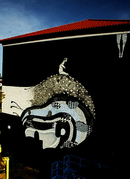 wall-mural-by-Herbert-Baglione Herbert-Baglione-BrazilHerbert-Baglione's-simple-human-alien-characters-are-complemented-by-beautiful,-detailed-patterns.-