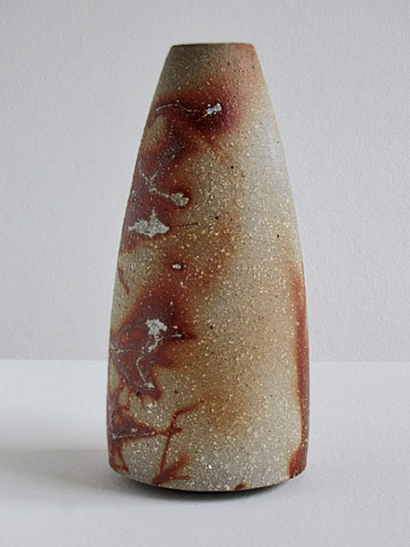 Hidasuki-vase Bizen stoneware, with the characteristic reddish hidasuki or "fire-marked" pattern,