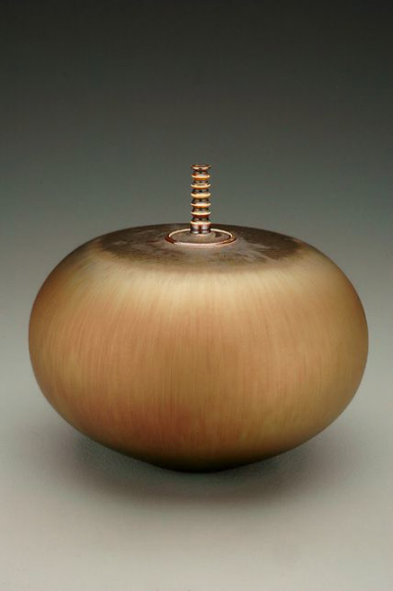golden-glaze-jar-miyamura-437x657 Hideaki Miyamura--Lidded jar with gold glaze