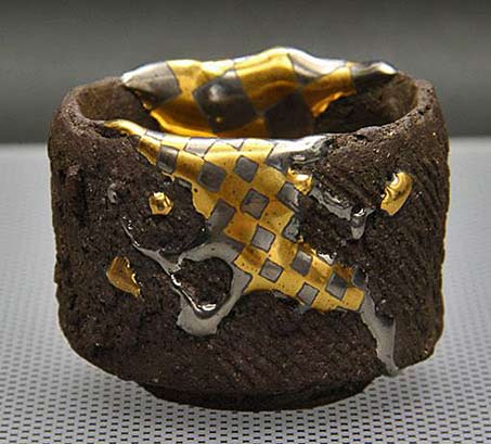 Hiroyuki-Tomita-sake-kup Hiroyuki Tomita sake cup with gold drip glaze