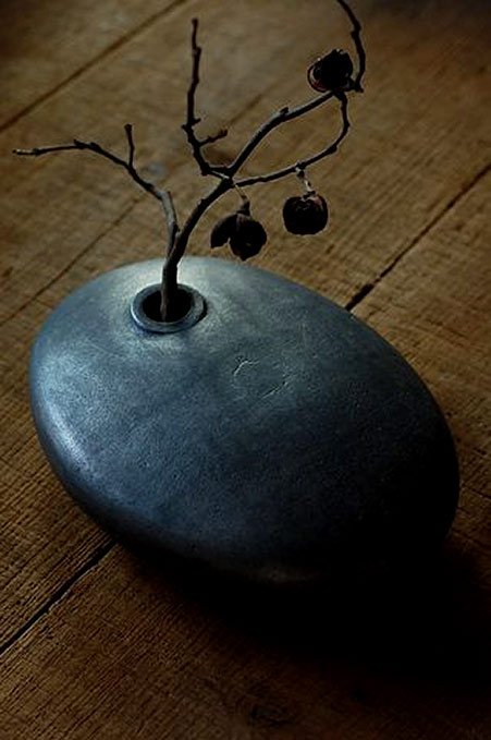 Honda-aluminium-die-cast-vessel-adapted-to-Ikebana---Utsuwanote Ovoid Honda aluminium die cast vessel adapted to Ikebana---Utsuwanote