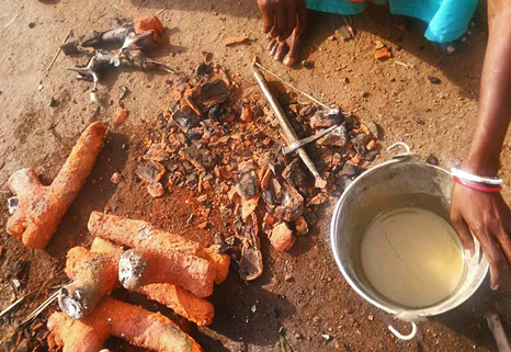 final-dhokra-procedure-466x321 breaking the outer Dhokra moulds - gaatha,com