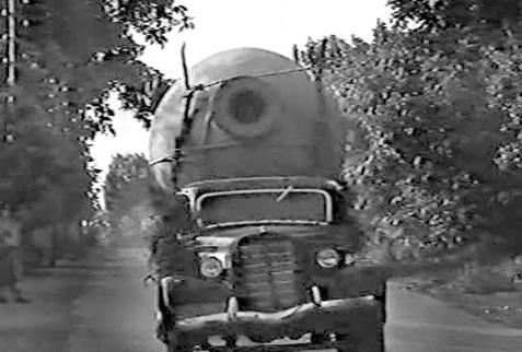 georgian-qvevri-pot-477x322 Citroen carrying a qvevri pot in Georgia