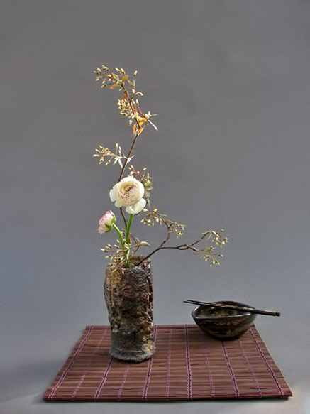 ikebana-Anita-Haase-Schönbeck,-Berlin ikebana display by Anita Haase Schönbeck,-Berlin ceramic vessel by Jochen Ruth