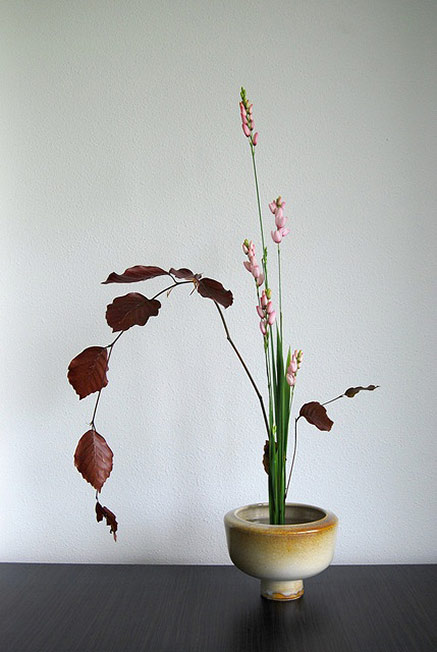 Ikebana--centerpiece-inspiration-flower-vases-flower-plants Ikebana--centerpiece-inspiration-flower-vases-flower-plants-Ikebana 'Red and pink fireworks' (Otomodachi)