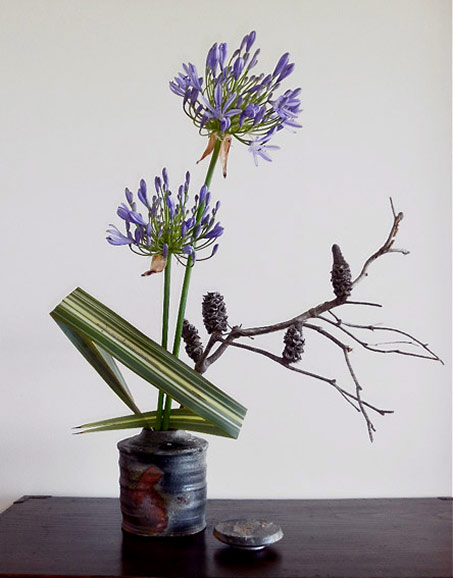 ikebana-Gunter-Black,-Australia-Jochen-Ruth ikebana-Gunter-Black,-Australia-vessel by Jochen-Ruth