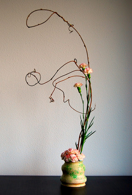 Ikebana-'On-the-way-to-the-top'-(Otomodachi) Ikebana-'On-the-way-to-the-top'-(Otomodachi) climbing pink flowers