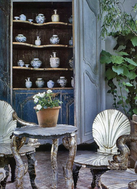 axel-vervoordt-interior-design interior-design-by-axel-vervoordt cabinet with Chinese porcelain