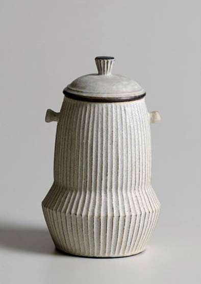 Akio-Nukaga-lidded-jar Japanese-ceramic-artist-Akio-Nukaga