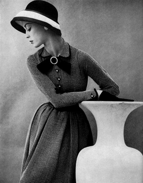 Jean-Patchett-posing-with-large-amphora-pot Model Jean-Patchett-posing-with-large-amphora-pot