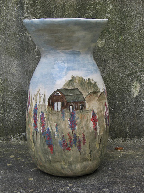 Jessica-Julian-pottery Jessica_Julian vase with a barn in a field decoration