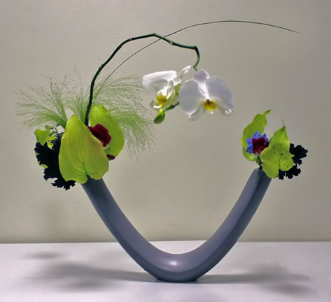 ikebana-japanese-art Jiyuka-freestyle-ikebana with contemporary vessel