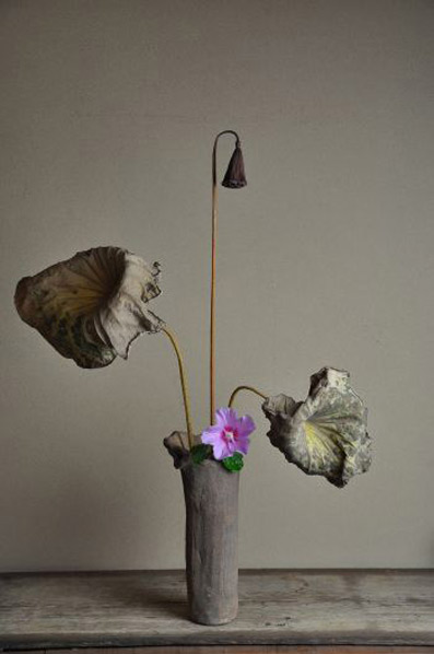 ikebana-with-jomon-ware Jomon-ware--japanese-old-pot-5th-century