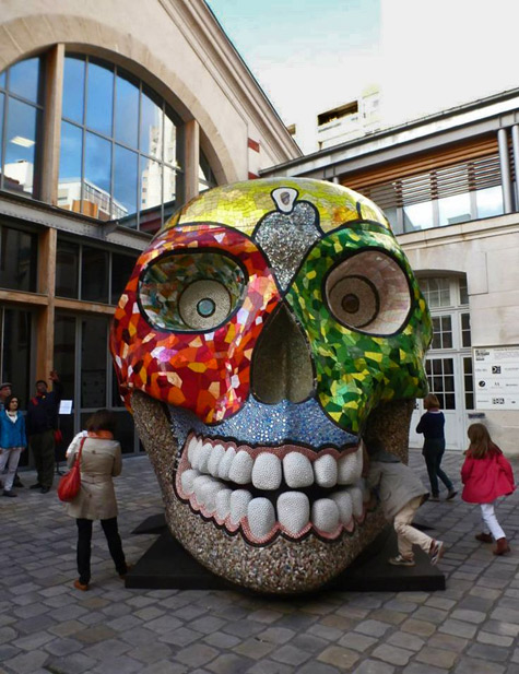 Mosaic-skull-sculpture-Saint-Phalle La-Cabeza-de-Niki-de-Saint-Phalle