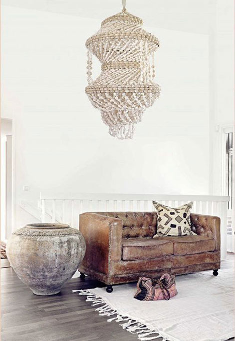 interior-design Large-floor-pot with artifact surface and shabby chic sofa with large shell chandleier