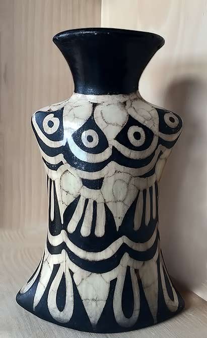 Lenca-vase-in-San-Pedro-Sula,-Honduras--- lenca black and white vase