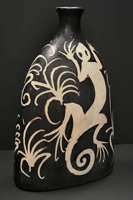 lenca-vase-lizard--motif lenca-vase black and white