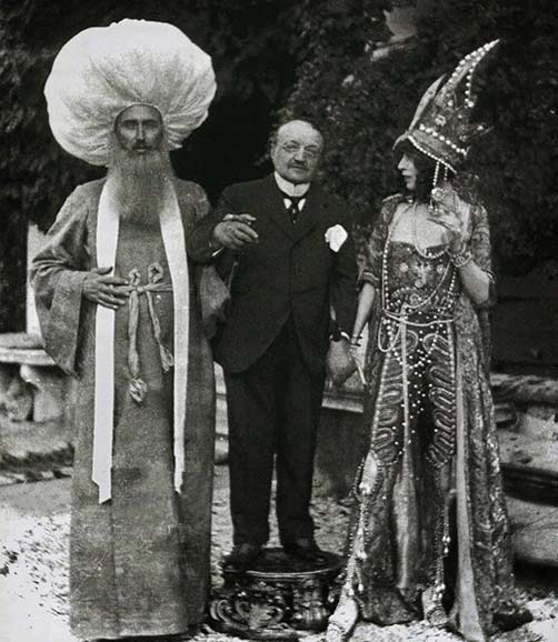 Marchesa-Casati-with-Giovanni-Boldini-and-the-man-in-half-at-Ca-Venier-dei-Leoni,-Sept-1913 Paul-Cèsar Helleu, Giovanni Boldini and Luisa Casati wearing an Indo-Persian costume