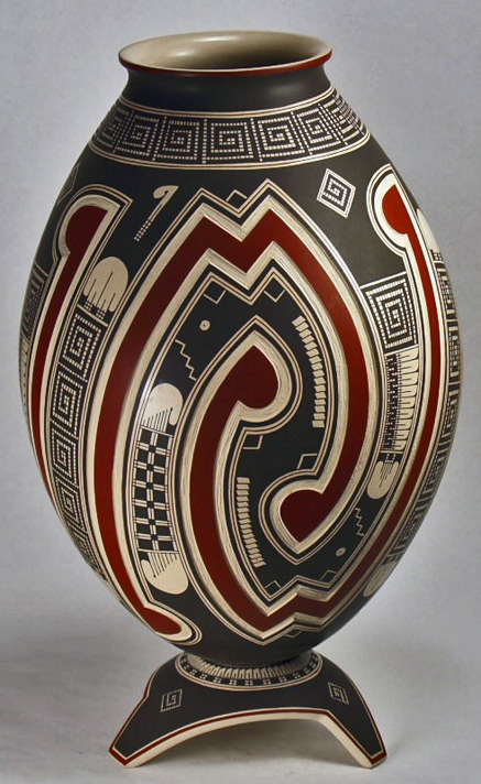 roberto-olivas-sgraffito-vessel-437x712 Mata Ortiz Mexican pottery by Roberto Olivas
