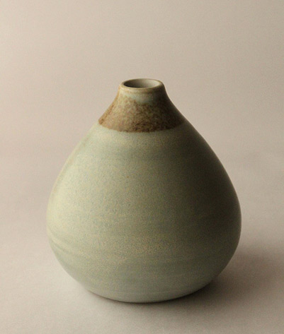 mayumi-yamashita-pottery mayumi-yamashita---olive green ceramic vessel