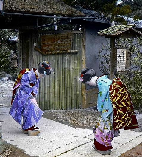 Japanese-Geisha-in-Kimono-Genkyu MEETING-AT-THE-GATE----Japanese-Girls-in-Kimono-at-the-Entrance-to-Genkyu-en-Gardens-in-HIKONE-okinawa-soba