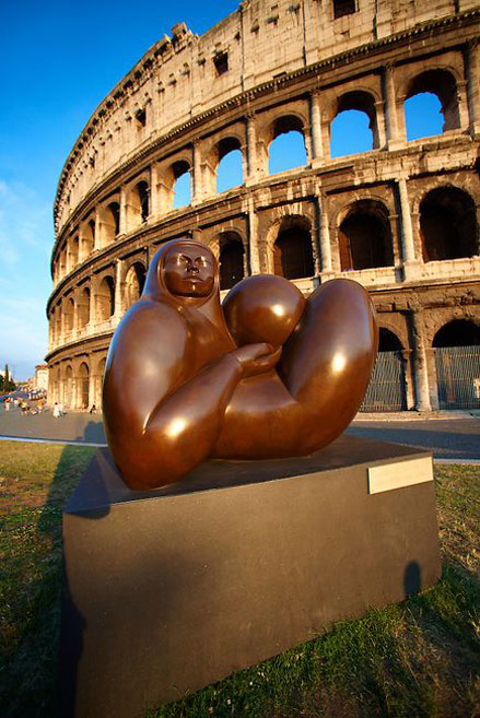 Jmenez-Deredia-sculpture-Italy Modern-sculpture-by-Jmenez-Deredia-outside-the-Coloseum-