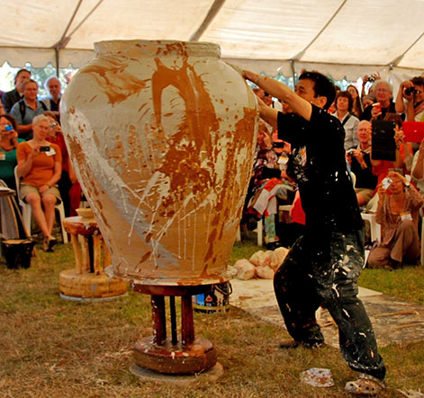 Monumental-clay-pot Making a Monumental-clay-pot demonstration