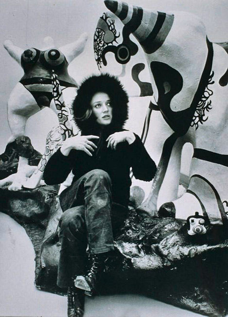 Niki de Saint Phalle-with-her-sculptures Most-beautiful-woman-to-ever-make-art-with-a-shotgun--Niki-de-Saint-Phalle,-fashion-model,-painter,-sculptor,-wife-of-meta-matic-sculptor-Jean-Tinguely
